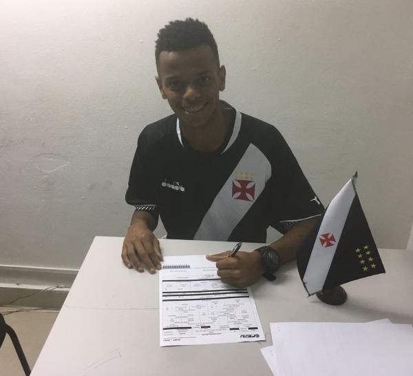 Riquelme assinou primeiro contrato profissional com o Vasco