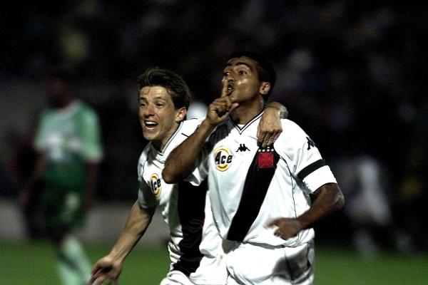 Juninho Paulista e Romário na final da Mercosul 2000