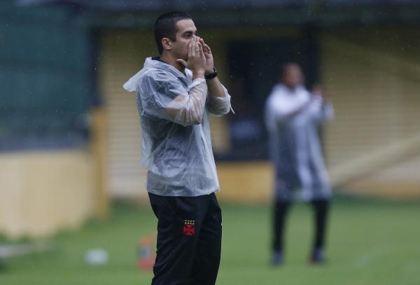 Técnico Celso Martins orienta os jogadores durante a partida