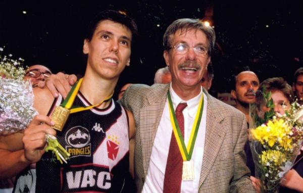 Hélio Rubens Garcia comemora título pelo Vasco, juntamente com o filho Helinho