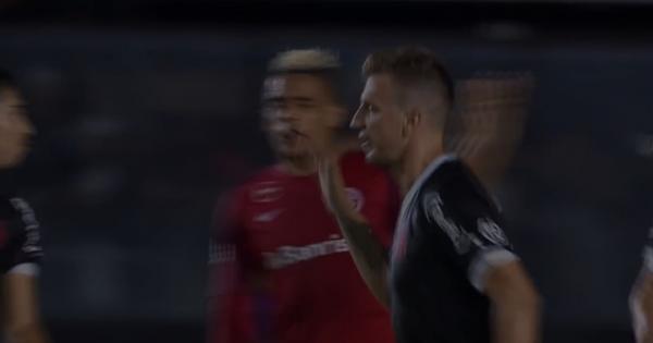 Maxi, do Vasco, dá tapa em Jonatan Álvez após marcar o gol de pênalti
