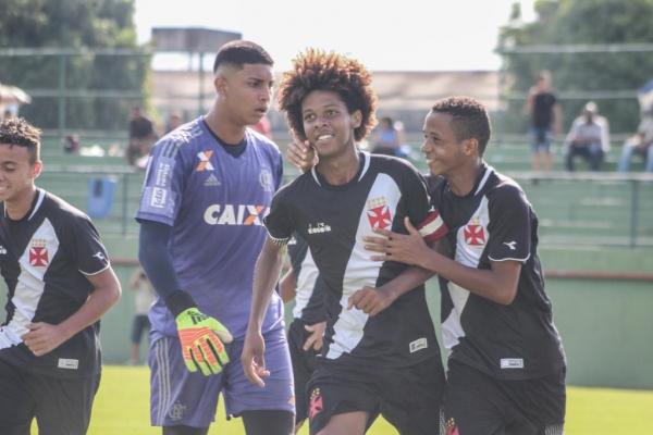 Ykaro comemora o gol diante do Flamengo