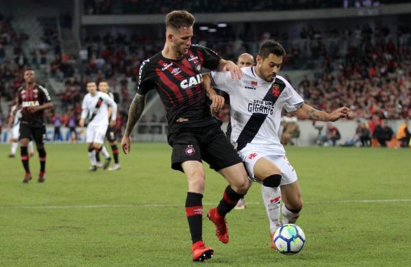 Vinícius Araújo atuou os 90 minutos na derrota para o Atlético-PR. Desde então não jogou mais tratando de uma tendinite no joelho esquerdo