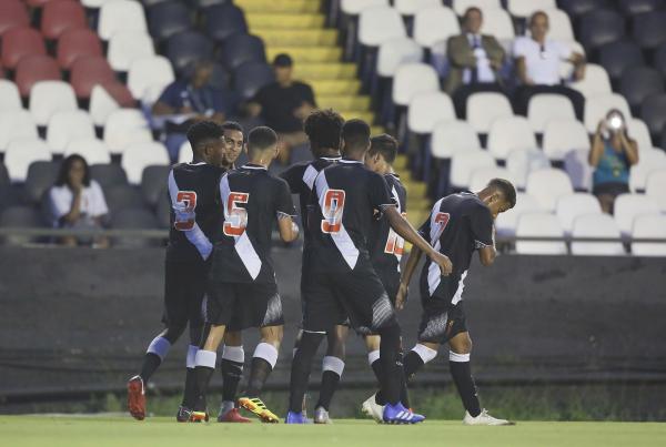  Jogadores do Vasco comemoram o gol de Menezes