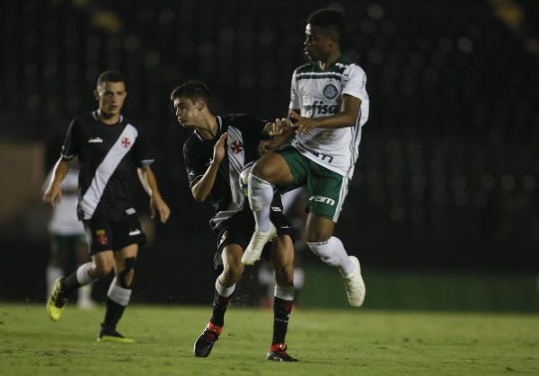 Gabriel Pec encara a marcação do time adversário em São Januário