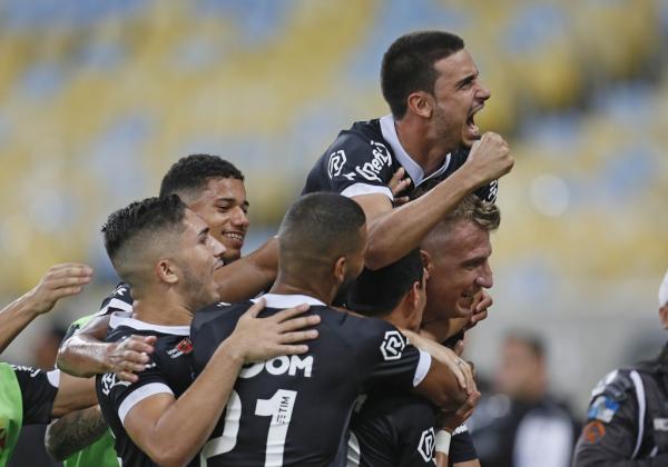 Thiago Galhardo vibra com os companheiros após gol