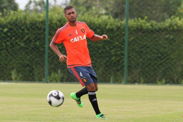 Christianno vai defender o Boavista no Carioca