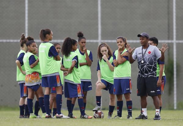 Antony Menezes conversa com as meninas durante treino da equipe feminina