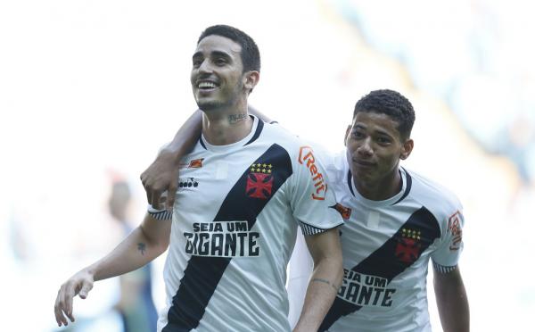 Thiago Galhardo festeja gol ao lado de Marrony