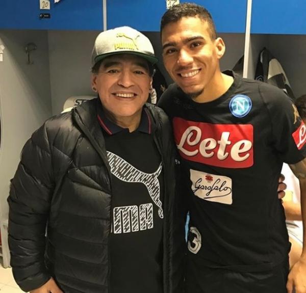 Com Maradona, o maior ídolo da história do Napoli, Allan tem contrato com o time italiano até 2023