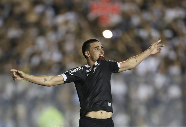 Thiago Galhardo festeja gol marcado sobre o Furacão