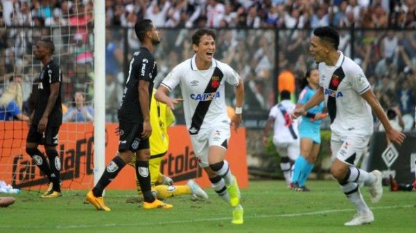 Mateus Vital, ao centro, comemora o segundo gol do Vasco na vitória sobre a Ponte Preta pro 2 a 1