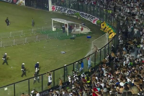 Torcedores em confronto com a polícia: Vasco 0 x 1 Flamengo