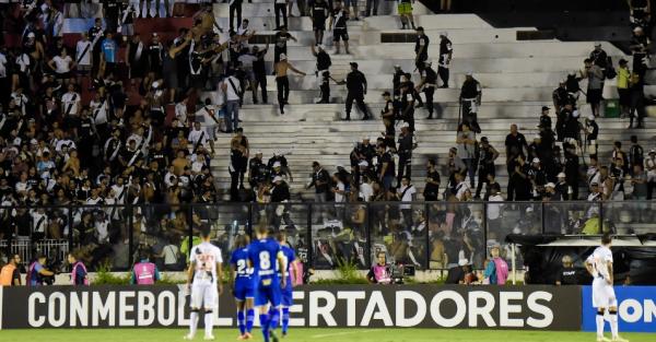 Jogadores de Vasco e Cruzeiro assistem aos distúrbios nas arquibancadas