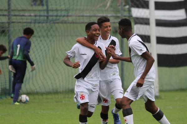 Vascaínos comemoram gol diante do Botafogo