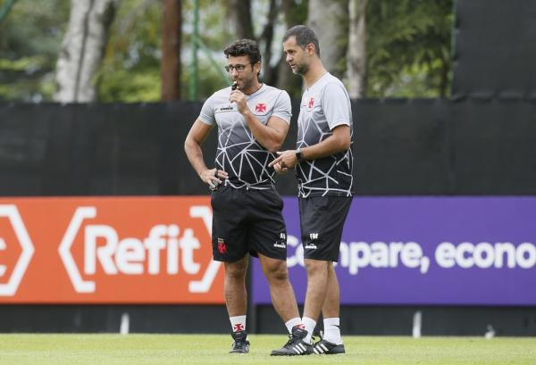 Alberto Valentim e Fernando Miranda conversam em treino do Vasco