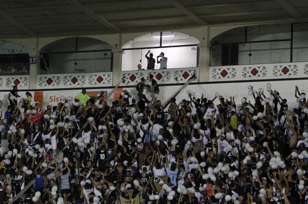 Torcida festejou a ida de Alex Teixeira ao estádio de São Januário