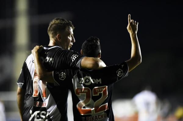 Maxi Lopez e Pikachu após segundo gol do Vasco contra o São Paulo