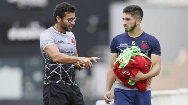 Alberto Valentim dá instruções para Andrey em treino do Vasco