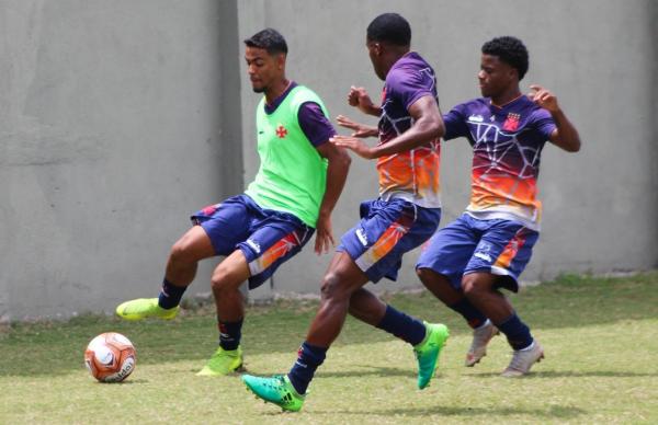 Jogadores fizeram treino no campo anexo de São Januário