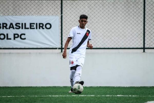 Felipe Rafael marcou dois gols e foi o destaque do Vasco