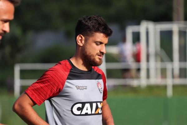 Guilherme Costa em treino do Vitória
