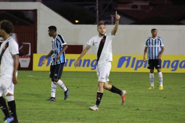 Caio comemora o primeiro gol do Vasco diante do Grêmio