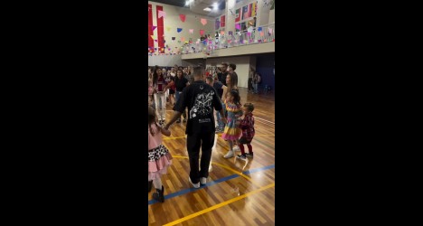 Vídeo mostra Philippe Coutinho dançando na festa junina da escola dos filhos; veja | NETVASCO
