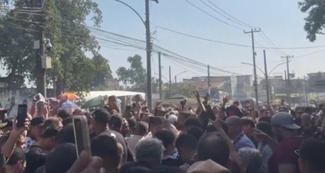 Torcedores do Vasco protestam em São Januário pela venda da SAF e em apoio a Pedrinho