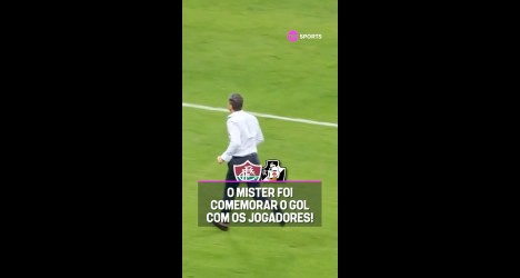 Pedro Emanuel comemorou o gol de Puma Rodríguez com jogadores do Vasco no gramado do Maracanã; veja