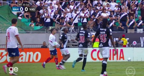Thiago Mendes se revoltou com cartão amarelo recebido no 1º tempo; veja