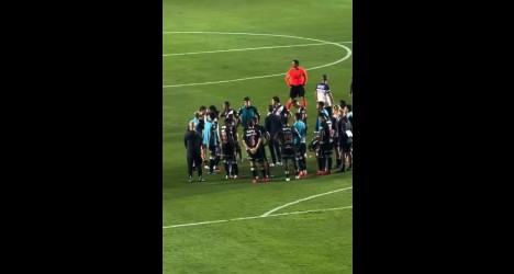 Pedro Emanuel reuniu o time do Vasco no gramado após a derrota para o Santos