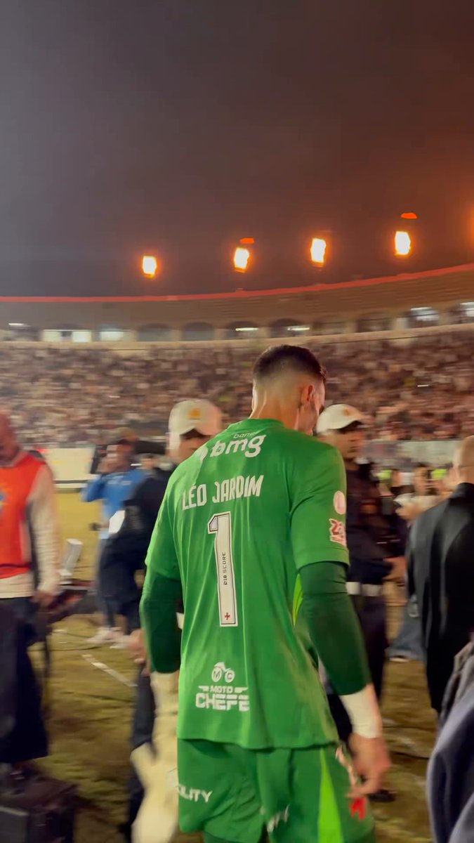 Léo Jardim foi ovacionado em São Januário após o jogo contra o Vitória; veja vídeo