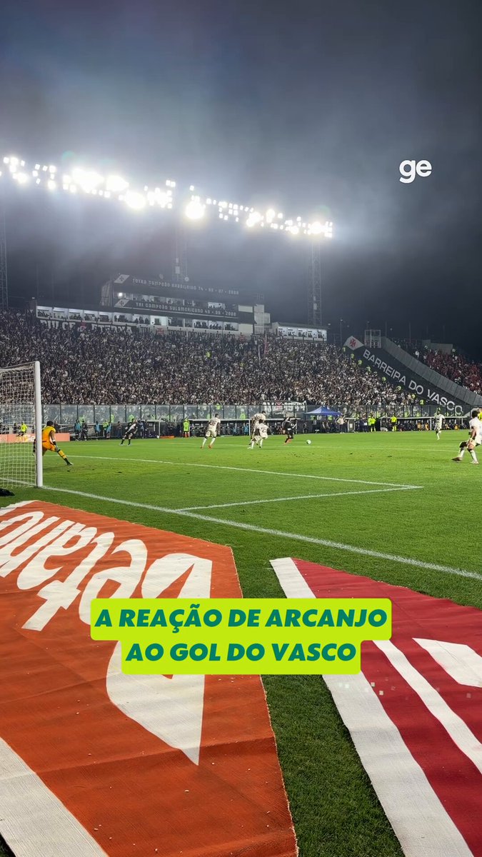 Veja a reação do goleiro Lucas Arcanjo, do Vitória, após o gol de Andrés Gómez