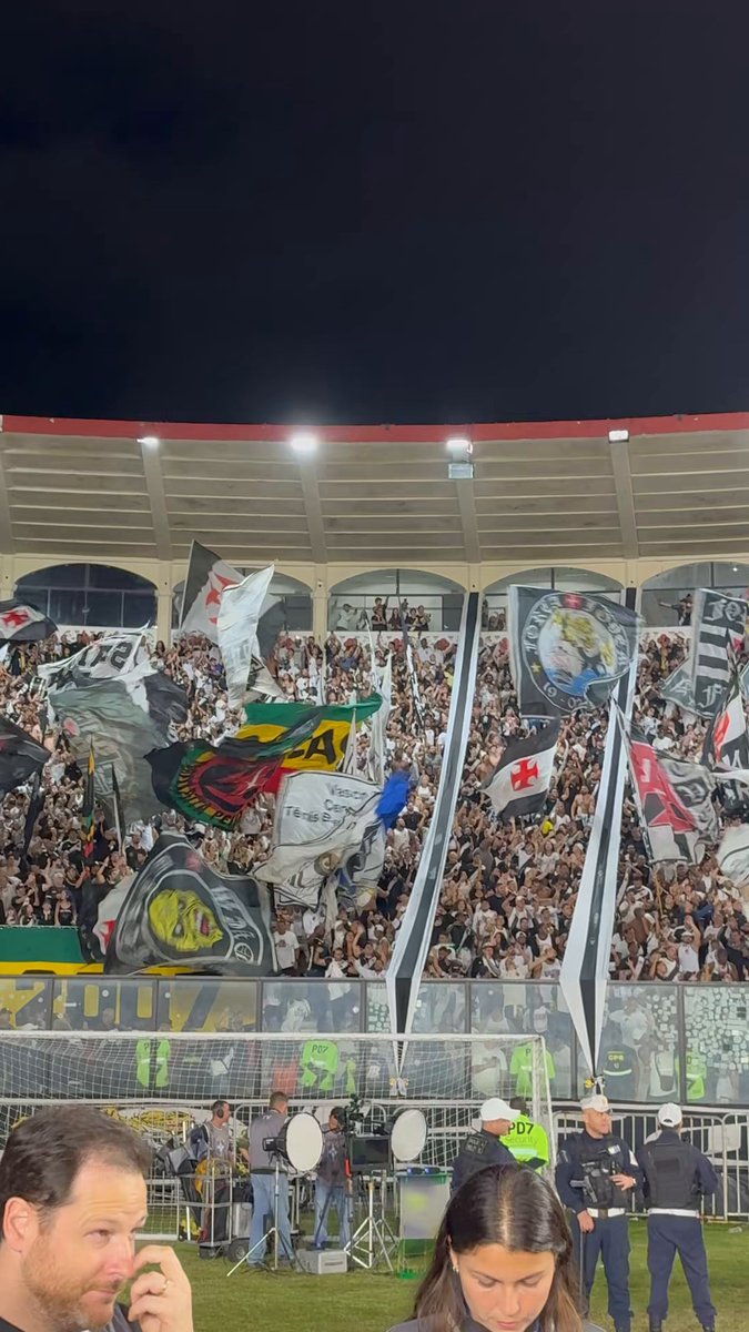 Veja mais um vídeo da festa da torcida do Vasco em São Januário