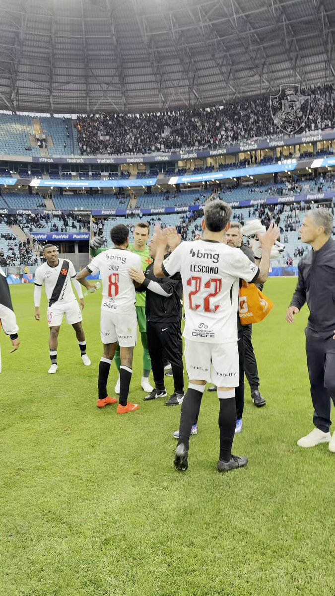 Jogadores comemoraram a vitória com a torcida vascaína presente na Arena do Grêmio; veja vídeo