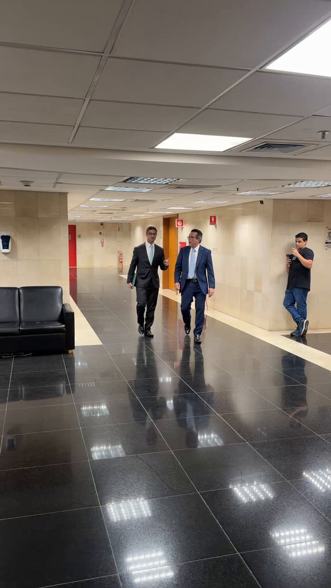 Acionista da Almirante, Mario Junqueira, e advogado André Sica comparecem à audiência