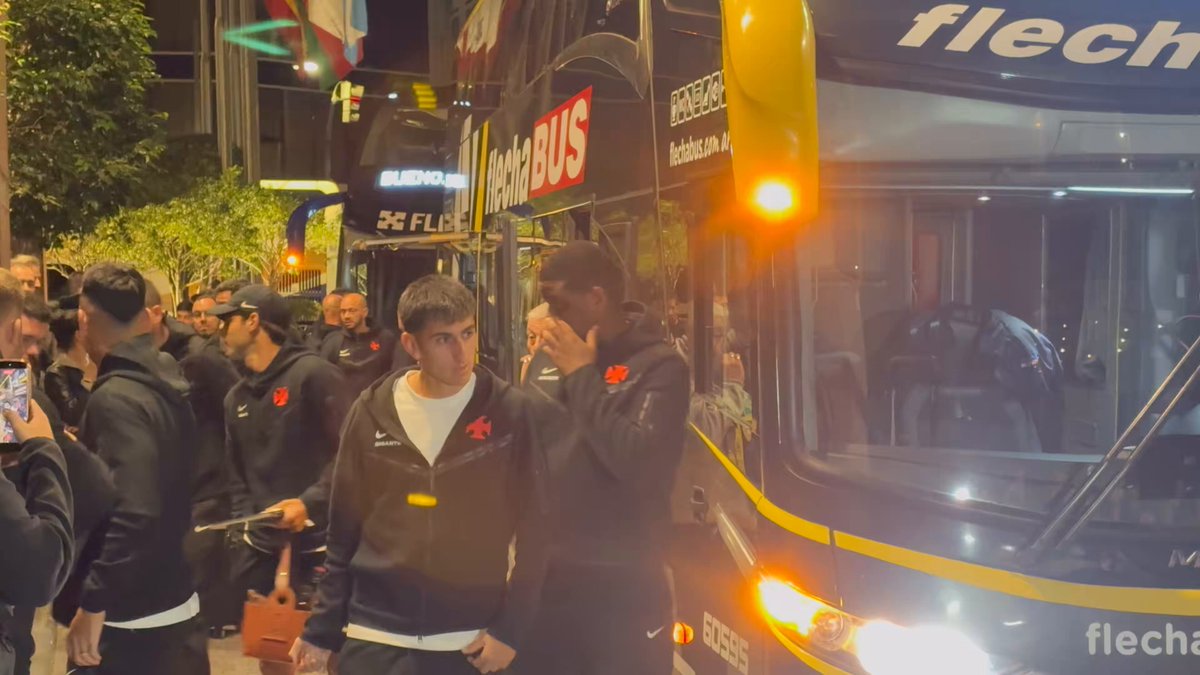Veja mais um vídeo da festa da torcida na chegada do elenco no hotel em Buenos Aires