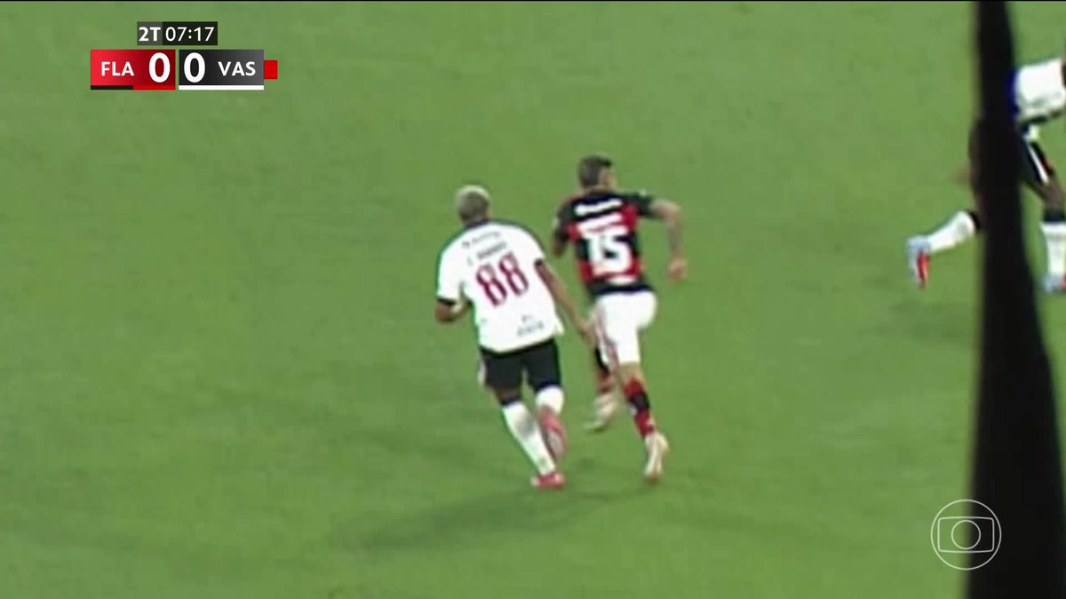 Image accompanying Bruno Arleu de Araújo, árbitro do clássico, já havia expulsado Barros por entrada semelhante à de Plata no inÃcio do ano; veja, from NETVASCO