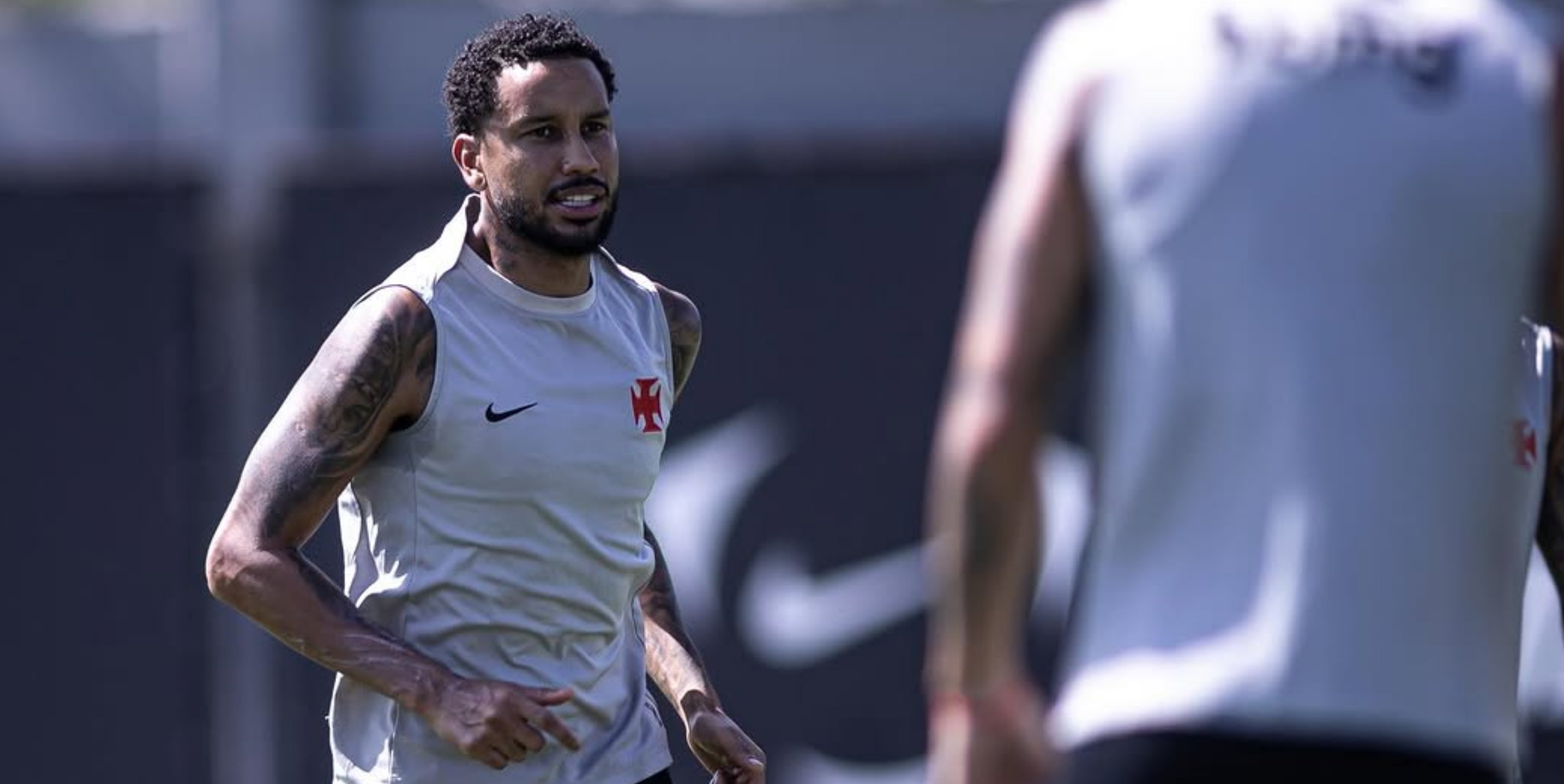 Jair volta a treinar com elenco do Vasco após se recuperar de lesão