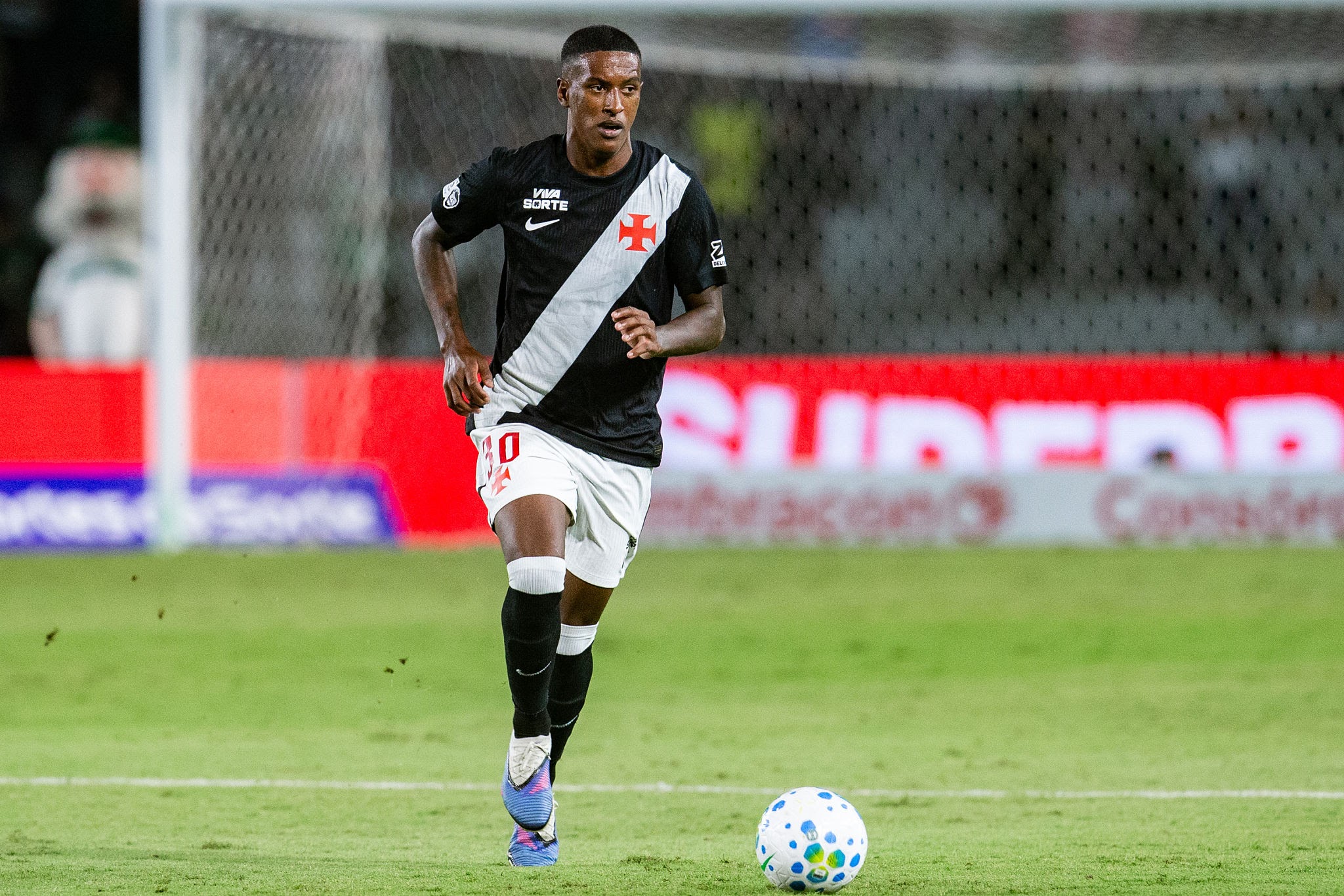 Vasco acerta extensão do empréstimo de Robert Renan com o Zenit até o fim da temporada