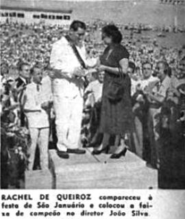 Rachel de Queiroz coloca a faixa de campeao carioca de 1952 em Joao Silva