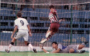 Rodrigo Souto e Fábio não evitam gol de Caio