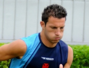 Zagueiro Gustavo tem a noo de que como o Vasco deve parar o ataque do Fla no domingo