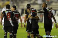Jogadores comemoram gol de Jonathan