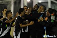 Jogadores comemoram gol de Nunes