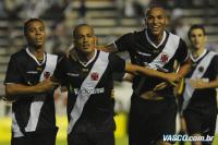 Jogadores comemoram gol de Lo Gago