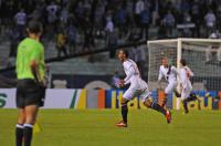 Jogadores comemoram gol de Nunes