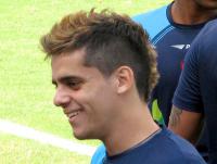 Fgner aparece com corte moicano no treino desta tera, na Colina