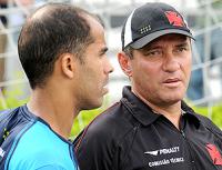 Felipe conversa com PC Gusmo no treino do Vasco